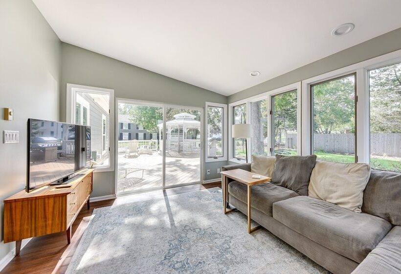 Charming Racine Home Walk To Lake Michigan!