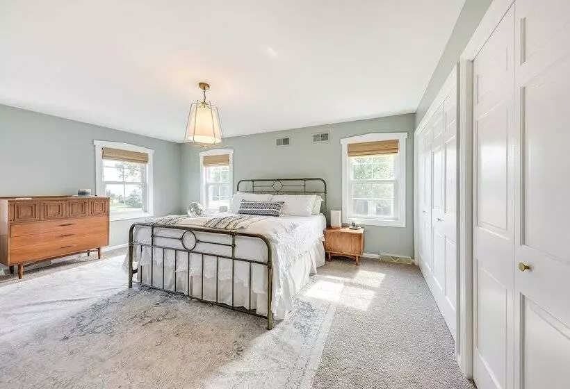 Charming Racine Home   Walk To Lake Michigan!