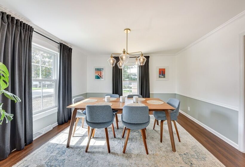 Charming Racine Home Walk To Lake Michigan!