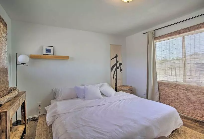 Chic Morongo Valley Home: Mtn Views & Pergola