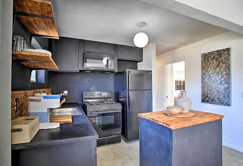 Chic Morongo Valley Home: Mtn Views & Pergola