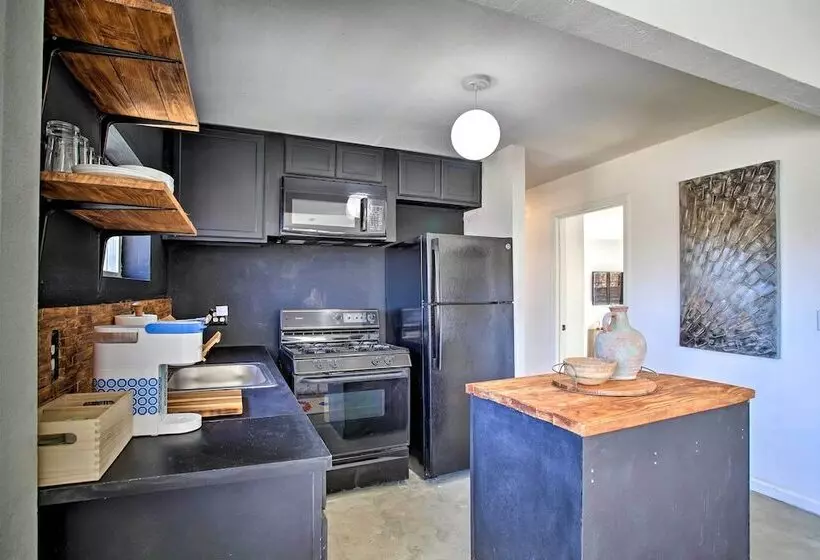 Chic Morongo Valley Home: Mtn Views & Pergola