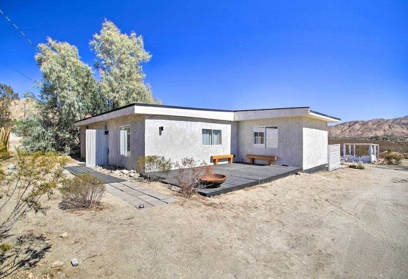 Chic Morongo Valley Home: Mtn Views & Pergola