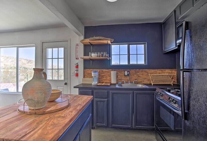 Chic Morongo Valley Home: Mtn Views & Pergola