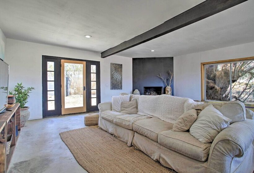 Chic Morongo Valley Home: Mtn Views & Pergola