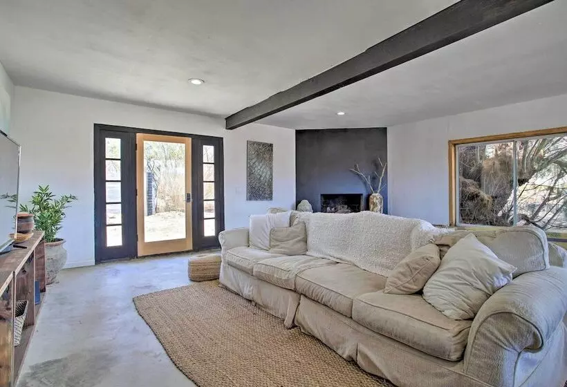 Chic Morongo Valley Home: Mtn Views & Pergola