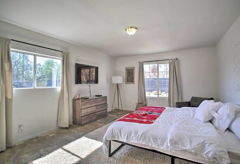 Chic Morongo Valley Home: Mtn Views & Pergola