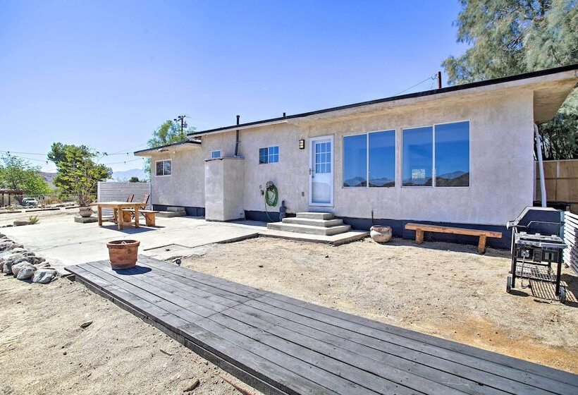 Chic Morongo Valley Home: Mtn Views & Pergola