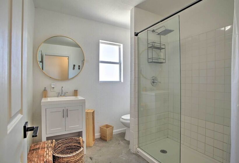 Chic Morongo Valley Home: Mtn Views & Pergola