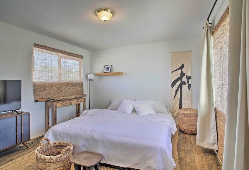 Chic Morongo Valley Home: Mtn Views & Pergola