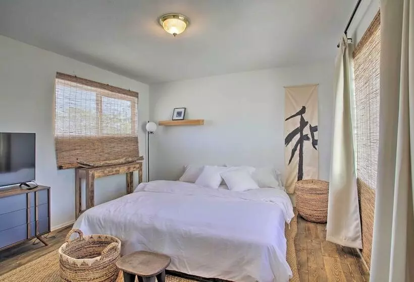 Chic Morongo Valley Home: Mtn Views & Pergola