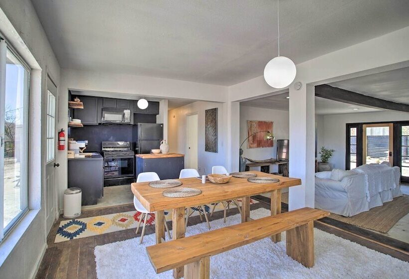 Chic Morongo Valley Home: Mtn Views & Pergola