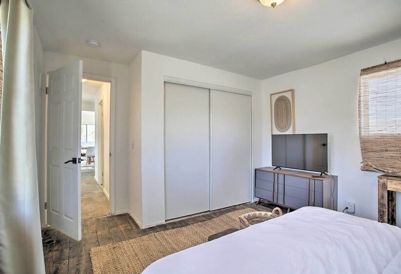 Chic Morongo Valley Home: Mtn Views & Pergola