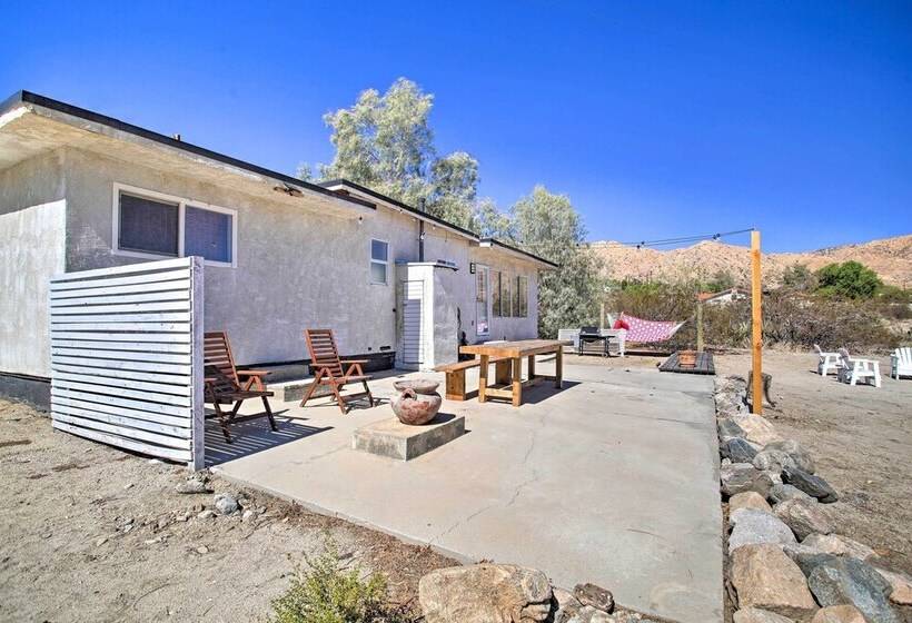 Chic Morongo Valley Home: Mtn Views & Pergola