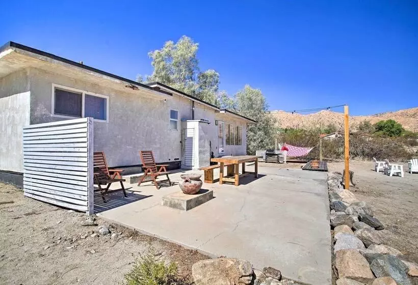 Chic Morongo Valley Home: Mtn Views & Pergola