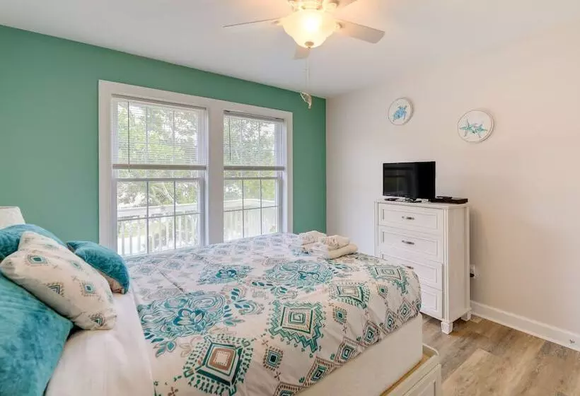 Coastal Emerald Isle Retreat W/ Deck & Grill!