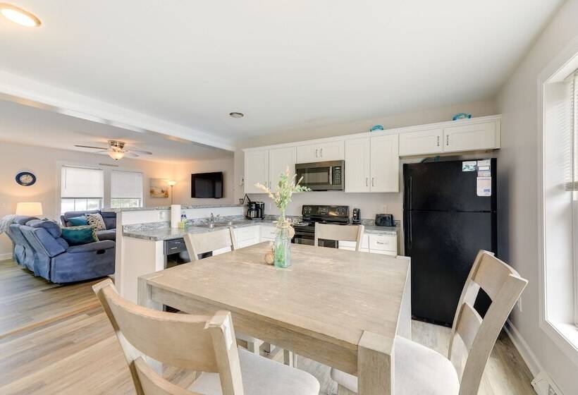 Coastal Emerald Isle Retreat W/ Deck & Grill!