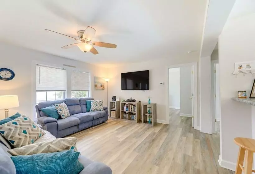 Coastal Emerald Isle Retreat W/ Deck & Grill!