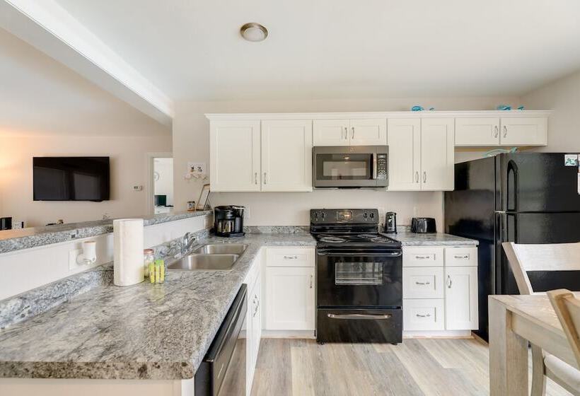 Coastal Emerald Isle Retreat W/ Deck & Grill!