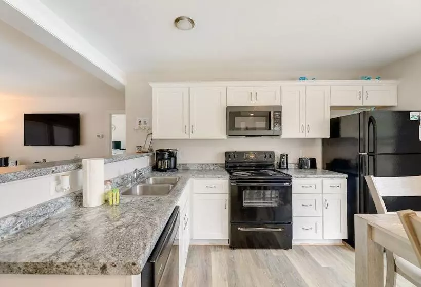 Coastal Emerald Isle Retreat W/ Deck & Grill!