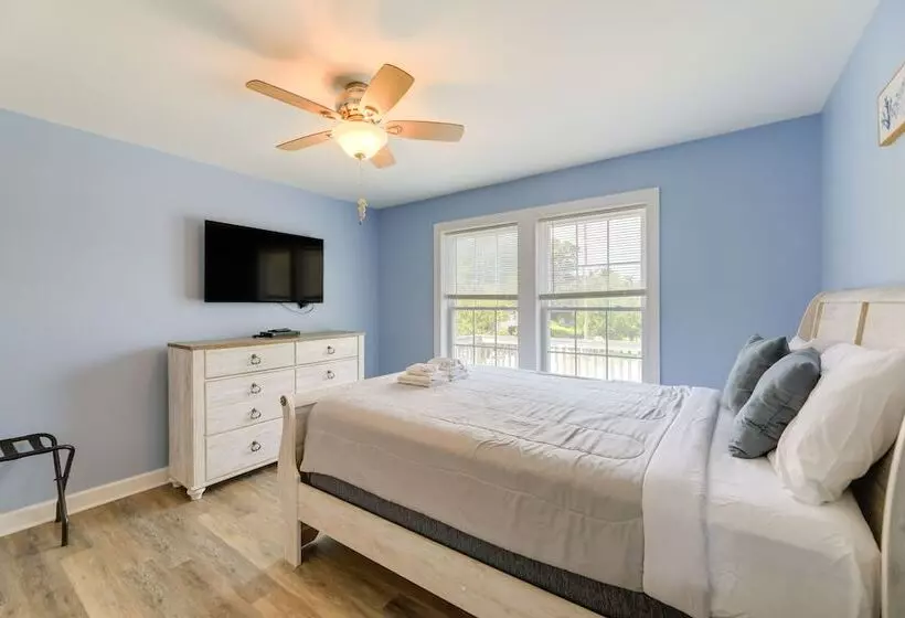 Coastal Emerald Isle Retreat W/ Deck & Grill!