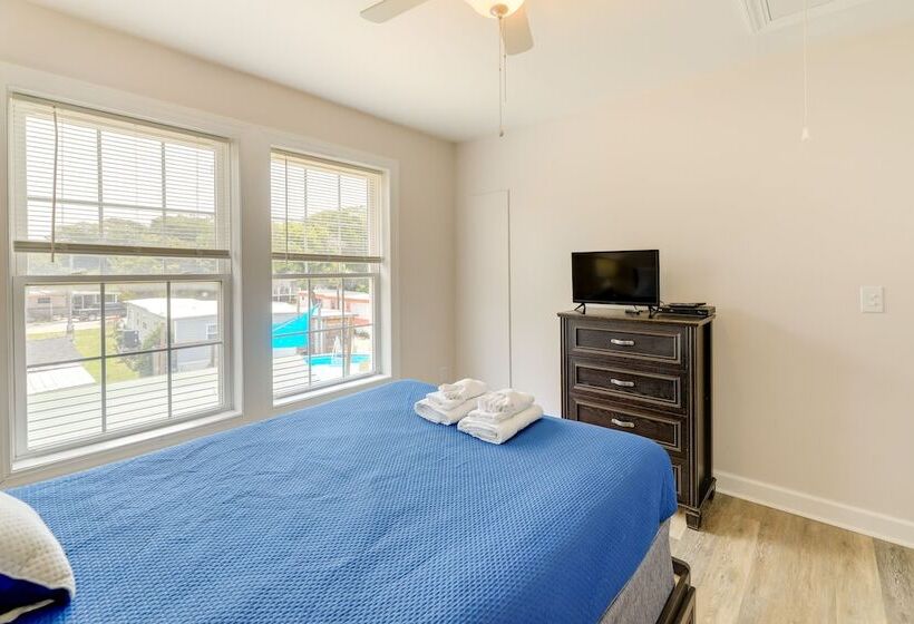 Coastal Emerald Isle Retreat W/ Deck & Grill!