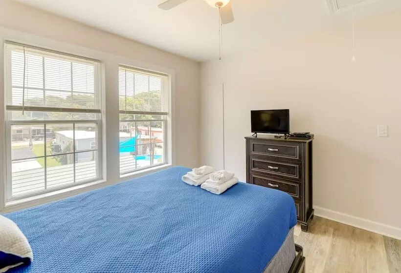 Coastal Emerald Isle Retreat W/ Deck & Grill!