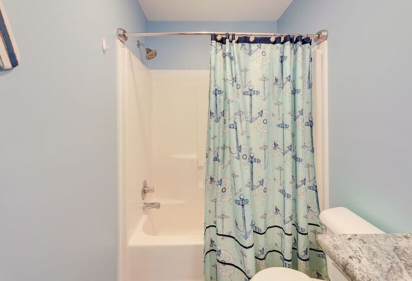 Coastal Emerald Isle Retreat W/ Deck & Grill!