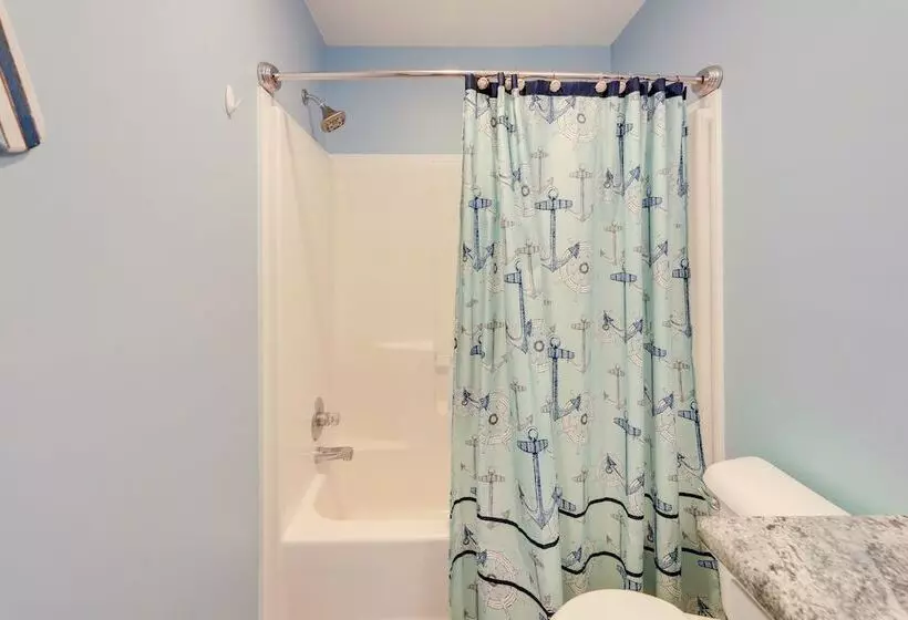 Coastal Emerald Isle Retreat W/ Deck & Grill!