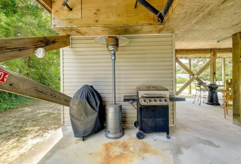 Coastal Emerald Isle Retreat W/ Deck & Grill!