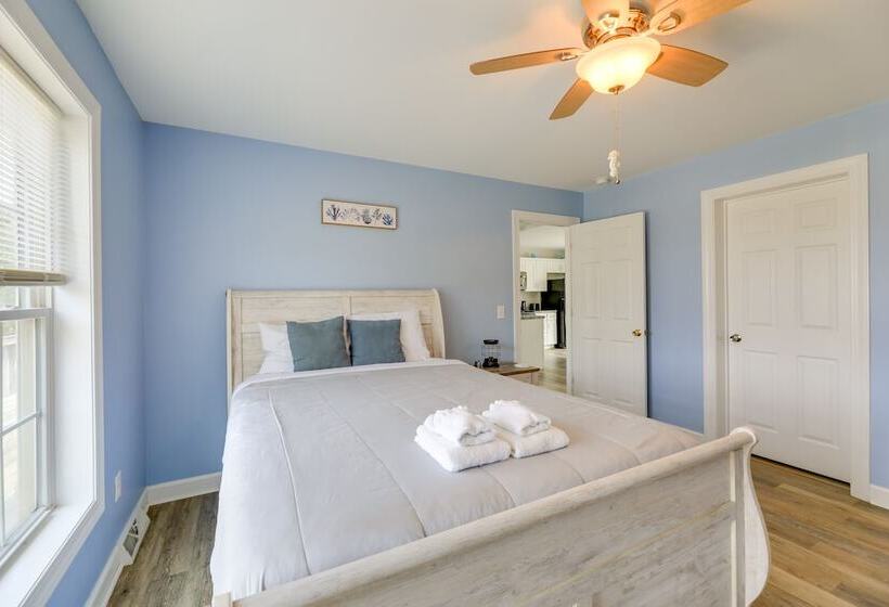 Coastal Emerald Isle Retreat W/ Deck & Grill!