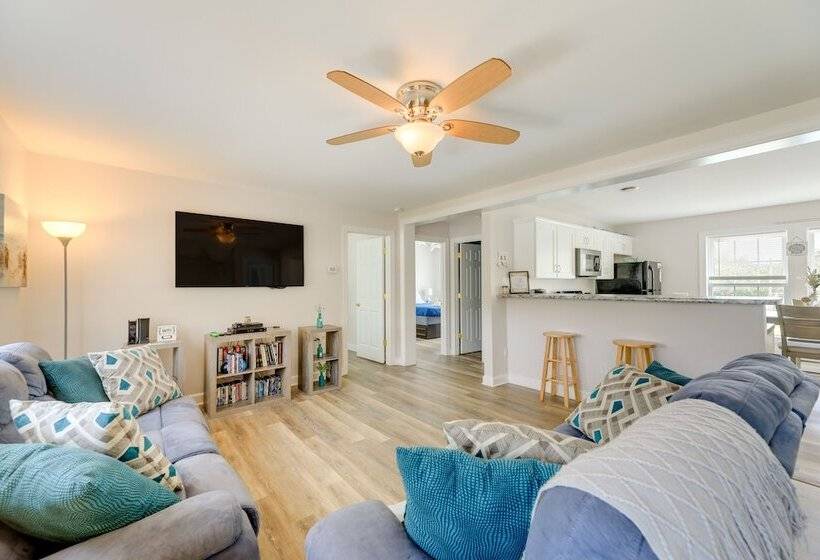 Coastal Emerald Isle Retreat W/ Deck & Grill!