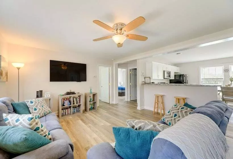 Coastal Emerald Isle Retreat W/ Deck & Grill!