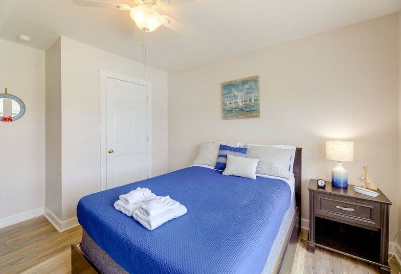 Coastal Emerald Isle Retreat W/ Deck & Grill!