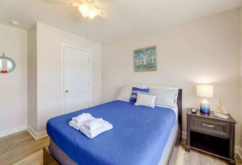 Coastal Emerald Isle Retreat W/ Deck & Grill!