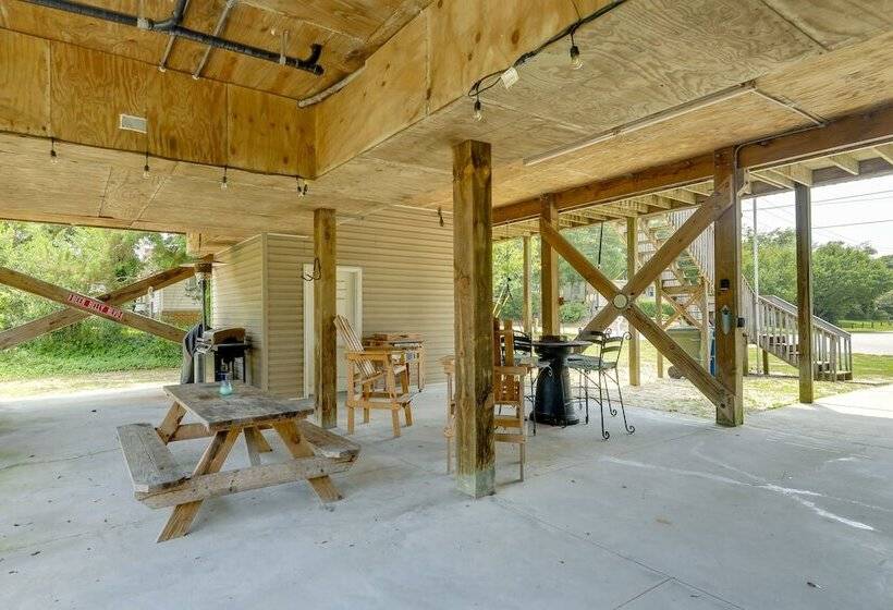 Coastal Emerald Isle Retreat W/ Deck & Grill!