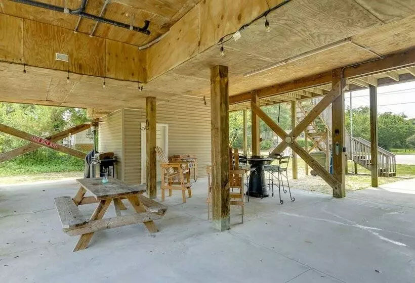 Coastal Emerald Isle Retreat W/ Deck & Grill!