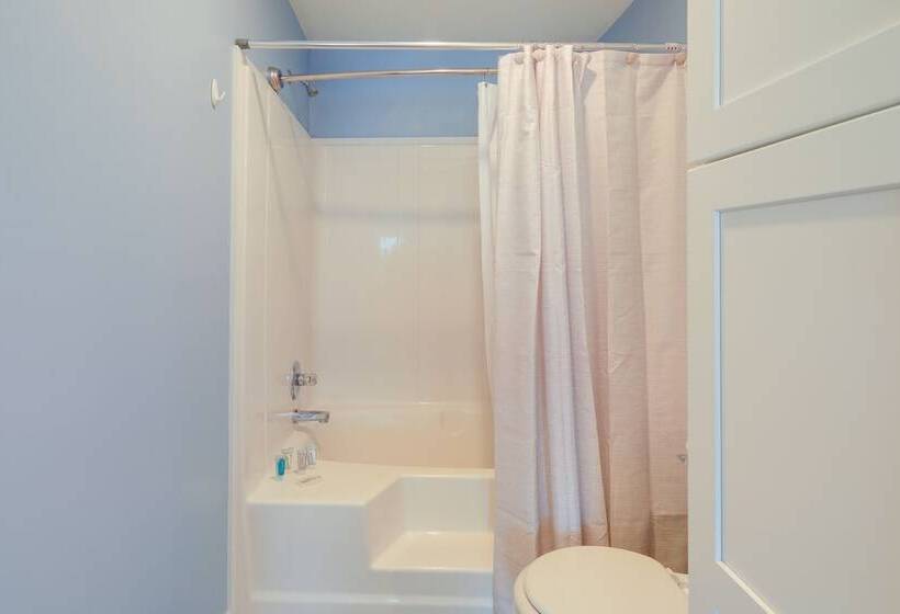 Coastal Emerald Isle Retreat W/ Deck & Grill!