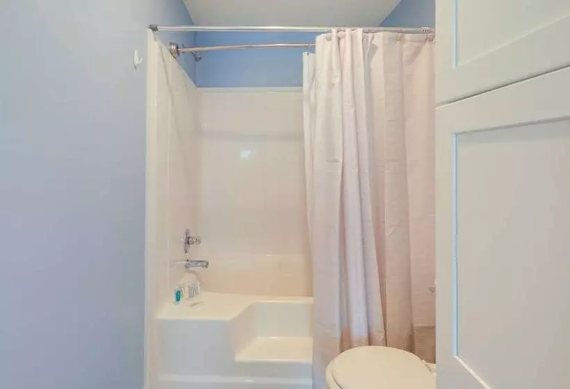 Coastal Emerald Isle Retreat W/ Deck & Grill!