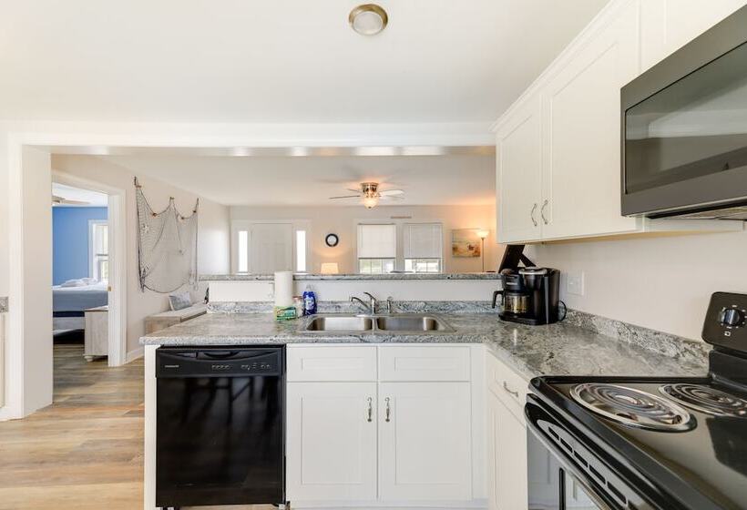 Coastal Emerald Isle Retreat W/ Deck & Grill!