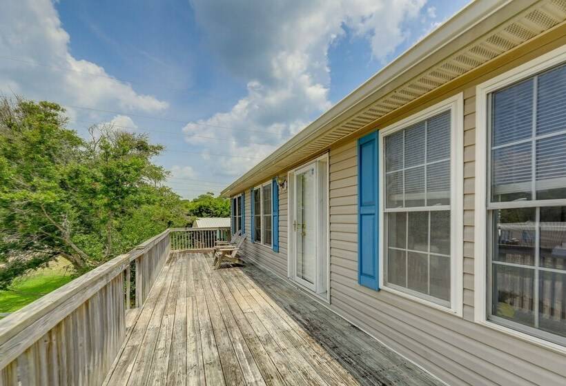 Coastal Emerald Isle Retreat W/ Deck & Grill!