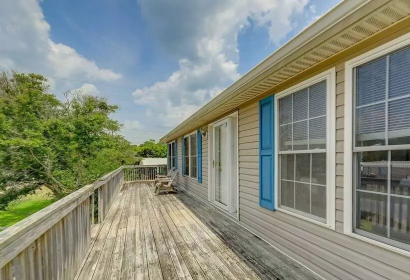 Coastal Emerald Isle Retreat W/ Deck & Grill!