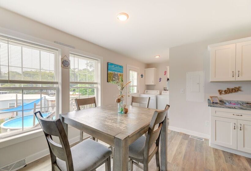 Coastal Emerald Isle Retreat W/ Deck & Grill!