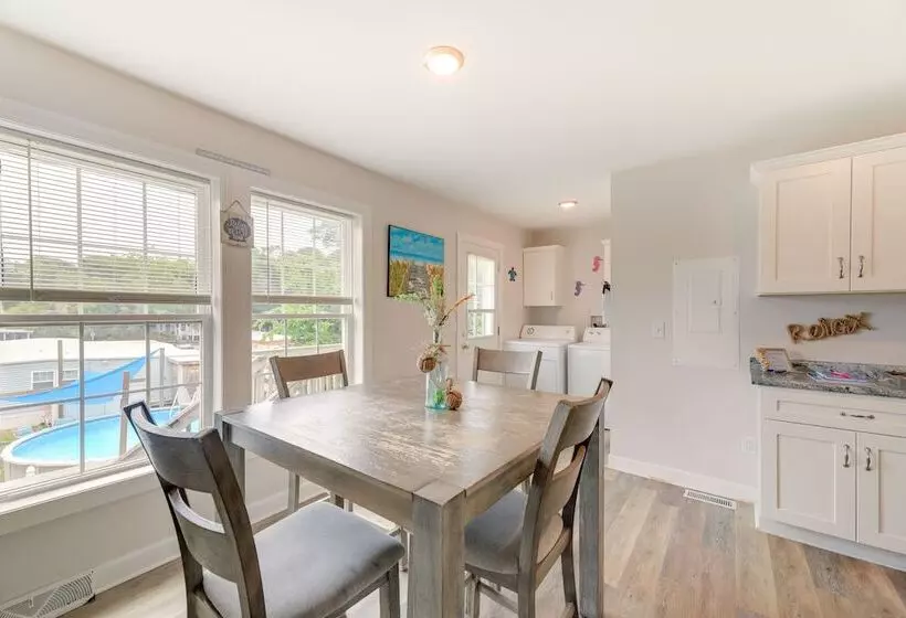 Coastal Emerald Isle Retreat W/ Deck & Grill!