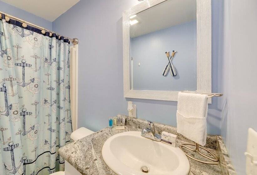 Coastal Emerald Isle Retreat W/ Deck & Grill!