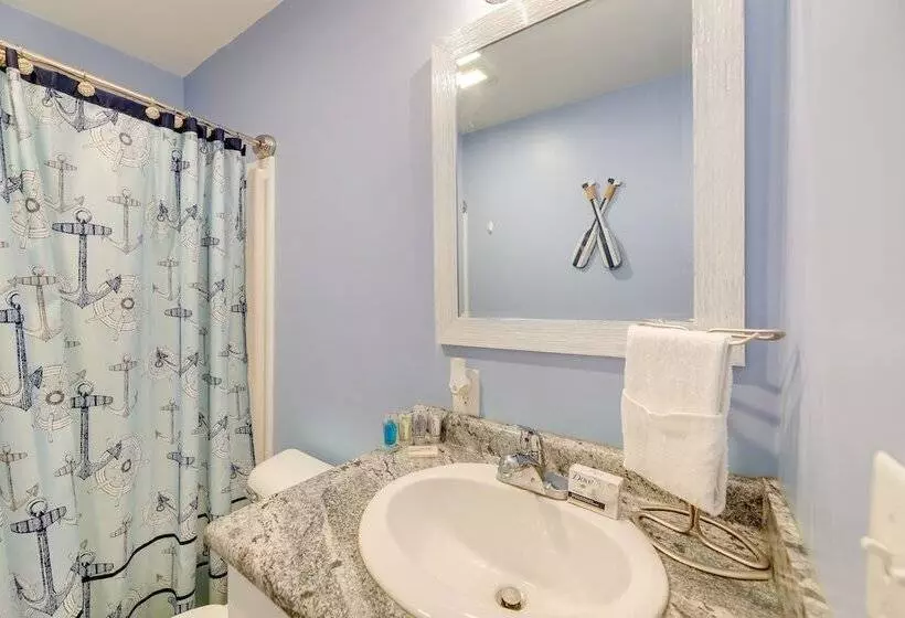 Coastal Emerald Isle Retreat W/ Deck & Grill!