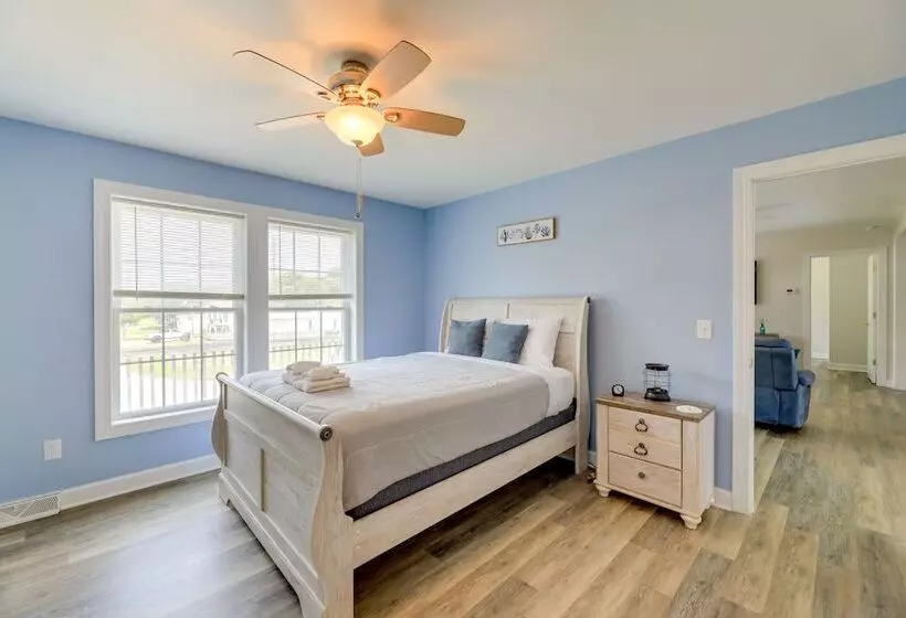 Coastal Emerald Isle Retreat W/ Deck & Grill!