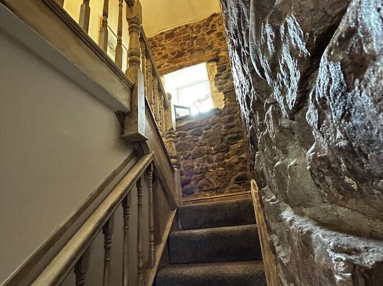 Historic 1601 Nettle Cottage Near Lake District