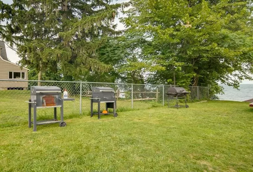 Flamingo Geneva Getaway: Steps To Lake Erie!