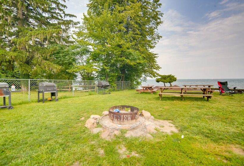 Flamingo Geneva Getaway: Steps To Lake Erie!